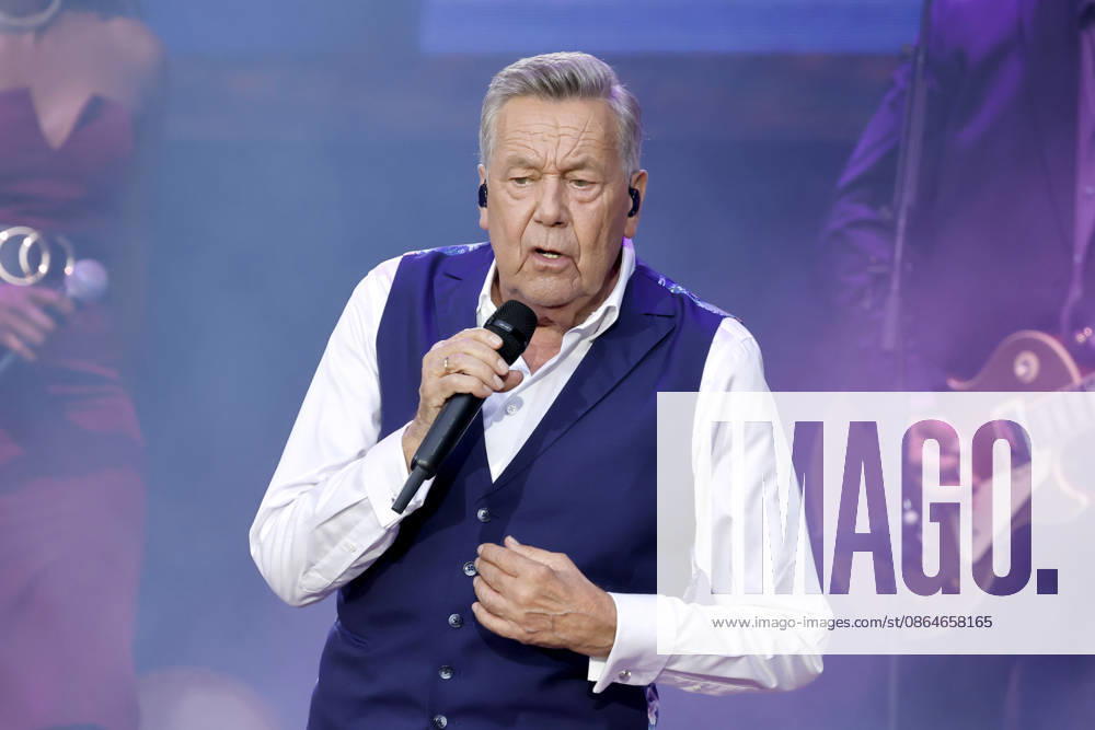Schlager singer Roland Kaiser at his sold-out concert in front of 10,000 spectators as part of the KUNST RASEN Bonn Open Air in Bonn, August 15, 2026, North Rhine-Westphalia, Germany