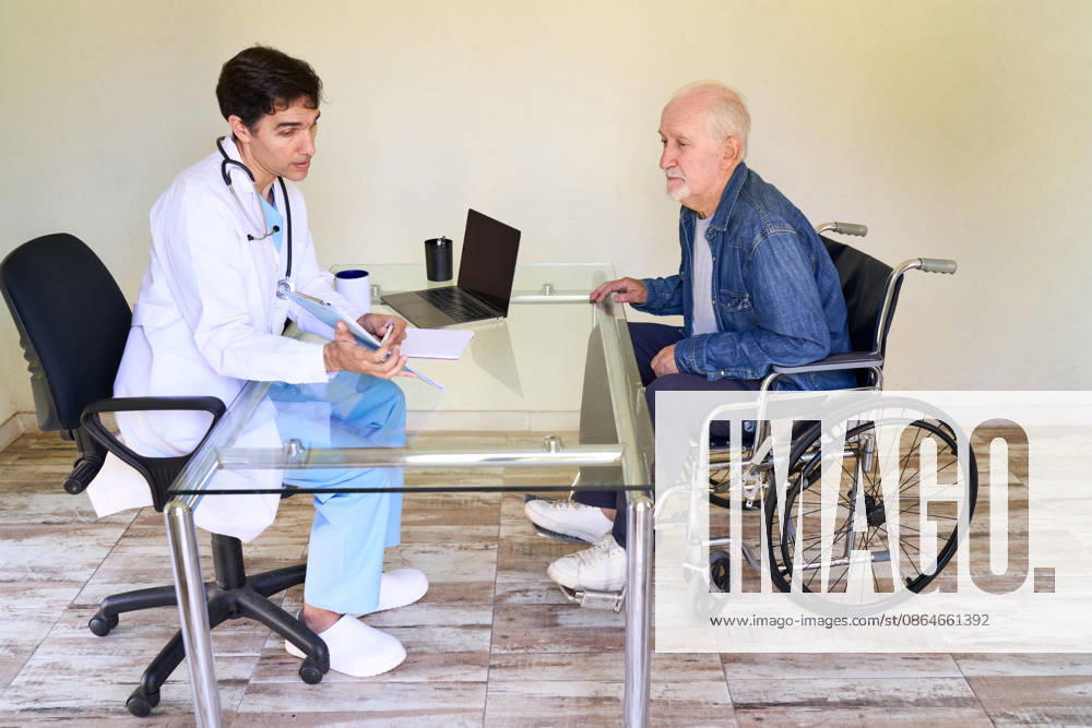 Home healthcare consultation with a doctor making a house call to a senior man in a wheelchair. Medical care and patient support are provided in a bright, minimalist living room interior. This scene trust, comfort, and family concern for elderly wellness and recovery. (License=RF) ,model released, Symbolfoto