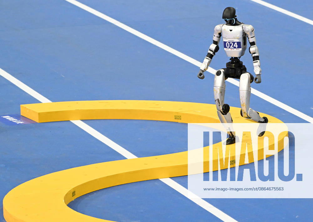 (260824) -- BEIJING, Aug. 24, 2026 -- The robot of Beijing Lingyi Team competes during 400m Obstacles of the 2nd World Humanoid Robot Games in Beijing, capital of China, Aug. 24, 2026. ) (SP)CHINA-BEIJING-WORLD HUMANOID ROBOT GAMES (CN) ZhangxChenlin