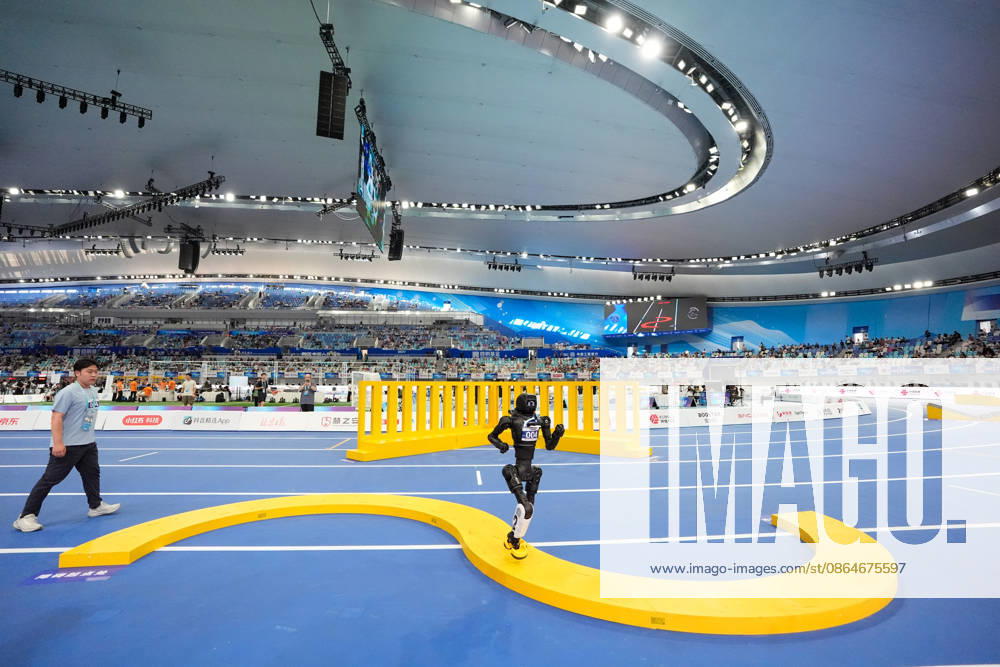 (260824) -- BEIJING, Aug. 24, 2026 -- The robot of Shanghai AGIbot Team competes during the 400m Obstacles of the 2nd World Humanoid Robot Games in Beijing, capital of China, Aug. 24, 2026. ) (SP)CHINA-BEIJING-WORLD HUMANOID ROBOT GAMES (CN) JuxHuanzong