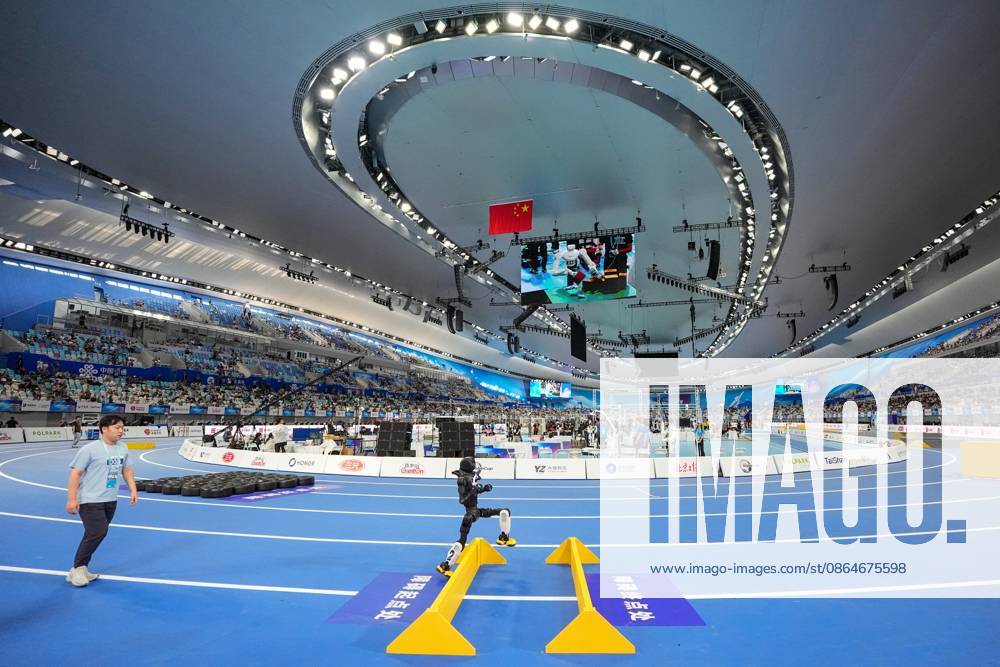 (260824) -- BEIJING, Aug. 24, 2026 -- The robot of Shanghai AGIbot competes during the 400m Obstacles of the 2nd World Humanoid Robot Games in Beijing, capital of China, Aug. 24, 2026. ) (SP)CHINA-BEIJING-WORLD HUMANOID ROBOT GAMES (CN) JuxHuanzong