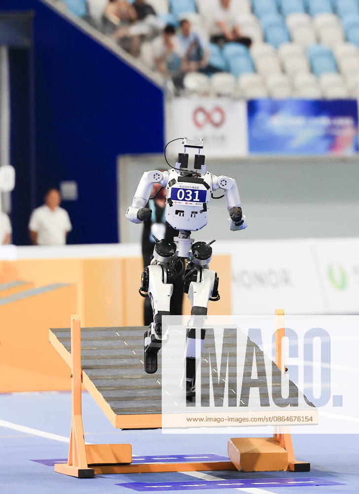 (260824) -- BEIJING, Aug. 24, 2026 -- The robot of Songyan Dynamics Little Pioneer Team competes during 400m Obstacles of the 2nd World Humanoid Robot Games in Beijing, capital of China, Aug. 24, 2026. ) (SP)CHINA-BEIJING-WORLD HUMANOID ROBOT GAMES (CN) XuxYanan