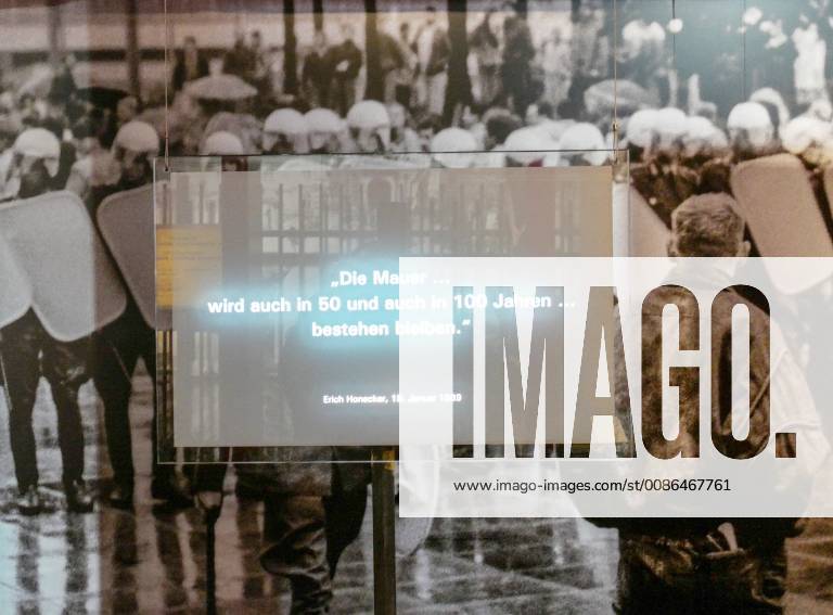 Ein Foto von hochgeruesteten Volkspolizisten und dem Aussprich von Erich Honecker vom 19.01.1989 Die Mauer ... wird auch in 50 und auch in 100 Jahren ... bestehen bleiben. in der neuen Dauerausstellung Unsere Geschichte. Diktatur und Demokratie nach 1945 im Zeitgeschichtlichen Forum Leipzig (Sachsen). Kulturstaatsministerin Monika Gruetters (CDU) hat am Montagabend (05.11.18) die neue Dauerausstellung des Zeitgeschichtlichen Forums Leipzig eroeffnet. Nach rund neunmonatiger Umbaupause nimmt das Museum kuenftig die friedliche Revolution 1989 und die Folgezeit bis in die Gegenwart staerker in den Blick. Die Dauerausstellung unter dem Titel Unsere Geschichte. Diktatur und Demokratie nach 1945 zeigt nun etwa 2.000 Exponate. Knapp drei Viertel davon sind neu. Die Kulturstaatsministerin foerderte den Umbau des Museums mit rund vier Millio