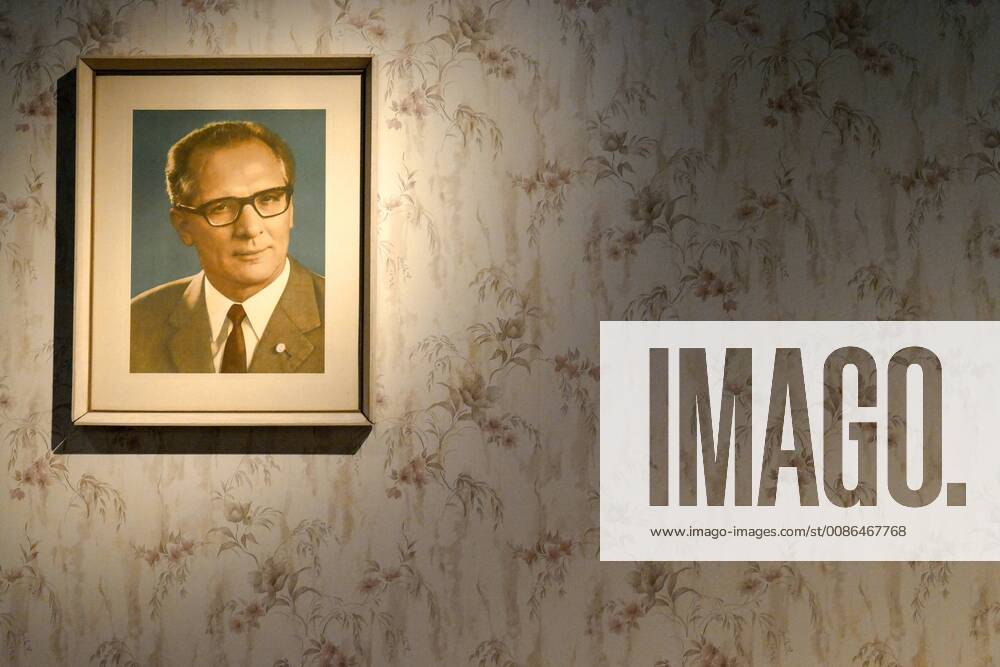 Das Wandbild von Erich Honecker in der neuen Dauerausstellung Unsere Geschichte. Diktatur und Demokratie nach 1945 im Zeitgeschichtlichen Forum Leipzig (Sachsen). Kulturstaatsministerin Monika Gruetters (CDU) hat am Montagabend (05.11.18) die neue Dauerausstellung des Zeitgeschichtlichen Forums Leipzig eroeffnet. Nach rund neunmonatiger Umbaupause nimmt das Museum kuenftig die friedliche Revolution 1989 und die Folgezeit bis in die Gegenwart staerker in den Blick. Die Dauerausstellung unter dem Titel Unsere Geschichte. Diktatur und Demokratie nach 1945 zeigt nun etwa 2.000 Exponate. Knapp drei Viertel davon sind neu. Die Kulturstaatsministerin foerderte den Umbau des Museums mit rund vier Millionen Euro. Traeger ist das Haus der Geschichte der Bundesrepublik Deutschland in Bonn. (Siehe epd-Meldung vom 05.11.18) Zeitgeschichtliches For