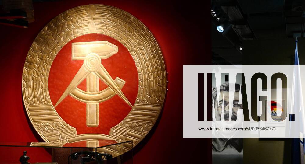 Das Wappen der ehemaligen DDR in der neuen Dauerausstellung Unsere Geschichte. Diktatur und Demokratie nach 1945 im Zeitgeschichtlichen Forum Leipzig (Sachsen) am 05.11.18. Kulturstaatsministerin Monika Gruetters (CDU) hat am Montagabend (05.11.18) die neue Dauerausstellung des Zeitgeschichtlichen Forums Leipzig eroeffnet. Nach rund neunmonatiger Umbaupause nimmt das Museum kuenftig die friedliche Revolution 1989 und die Folgezeit bis in die Gegenwart staerker in den Blick. Die Dauerausstellung unter dem Titel Unsere Geschichte. Diktatur und Demokratie nach 1945 zeigt nun etwa 2.000 Exponate. Knapp drei Viertel davon sind neu. Die Kulturstaatsministerin foerderte den Umbau des Museums mit rund vier Millionen Euro. Traeger ist das Haus der Geschichte der Bundesrepublik Deutschland in Bonn. (Siehe epd-Meldung vom 05.11.18) Zeitgeschicht