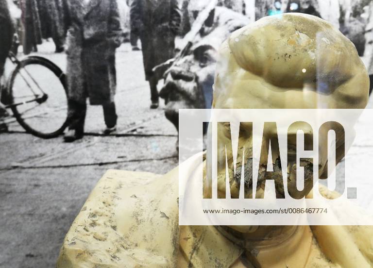 Eine Stalin-Skulptur in der neuen Dauerausstellung Unsere Geschichte. Diktatur und Demokratie nach 1945 im Zeitgeschichtlichen Forum Leipzig (Sachsen) am 05.11.18. Kulturstaatsministerin Monika Gruetters (CDU) hat am Montagabend (05.11.18) die neue Dauerausstellung des Zeitgeschichtlichen Forums Leipzig eroeffnet. Nach rund neunmonatiger Umbaupause nimmt das Museum kuenftig die friedliche Revolution 1989 und die Folgezeit bis in die Gegenwart staerker in den Blick. Die Dauerausstellung unter dem Titel Unsere Geschichte. Diktatur und Demokratie nach 1945 zeigt nun etwa 2.000 Exponate. Knapp drei Viertel davon sind neu. Die Kulturstaatsministerin foerderte den Umbau des Museums mit rund vier Millionen Euro. Traeger ist das Haus der Geschichte der Bundesrepublik Deutschland in Bonn. (Siehe epd-Meldung vom 05.11.18) Zeitgeschichtliches Fo