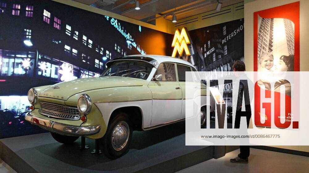 Der Wartburg 311 in der neuen Dauerausstellung Unsere Geschichte. Diktatur und Demokratie nach 1945 im Zeitgeschichtlichen Forum Leipzig (Sachsen) am 05.11.18. Kulturstaatsministerin Monika Gruetters (CDU) hat am Montagabend (05.11.18) die neue Dauerausstellung des Zeitgeschichtlichen Forums Leipzig eroeffnet. Nach rund neunmonatiger Umbaupause nimmt das Museum kuenftig die friedliche Revolution 1989 und die Folgezeit bis in die Gegenwart staerker in den Blick. Die Dauerausstellung unter dem Titel Unsere Geschichte. Diktatur und Demokratie nach 1945 zeigt nun etwa 2.000 Exponate. Knapp drei Viertel davon sind neu. Die Kulturstaatsministerin foerderte den Umbau des Museums mit rund vier Millionen Euro. Traeger ist das Haus der Geschichte der Bundesrepublik Deutschland in Bonn. (Siehe epd-Meldung vom 05.11.18) Zeitgeschichtliches Forum