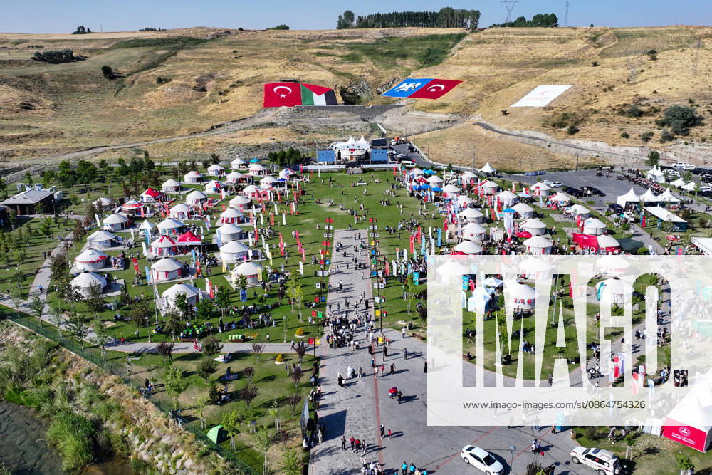 955th Anniversary of Malazgirt Victory in Bitlis, Turkiye BITLIS, TURKIYE - AUGUST 25: An aerial view shows crowds and traditional tents at Recep Tayyip Erdogan Ahlat National Garden during events marking the 955th anniversary of the Malazgirt Victory (Battle of Manzikert), on August 25, 2026 in Ahlat, Bitlis, Turkiye. The celebrations, held in the Carho area and centered around the Sultan Alparslan encampment, continued for a third day and drew residents as well as visitors from across the country. The 1071 Battle of Manzikert is widely regarded as a major turning point in Anatolian history, accelerating Turkic settlement in the region following the Seljuk victory over the Byzantine Empire. Ozkan Bilgin Anadolu Bitlis Turkey. Editorial u