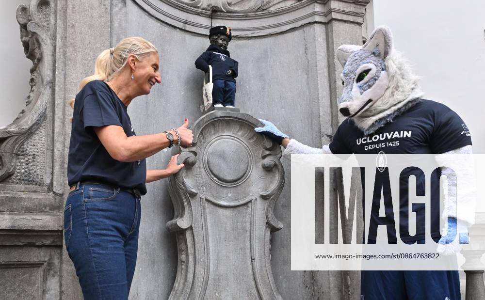 Manneken Pis Becomes A Student BRUSSELS, BELGIUM - AUGUST 25 : Professor Françoise Smets the Rector of the Catholic University of Louvain is present as the UCLouvain in Brussels presents the Manneken-Pis with a student s outfit.The ceremony is followed by a procession to Rue de l Étuve, where the outfit is unveiled...on August 25, 2026 in Brussels, Belgium, 25 08 2026 Brussels Belgium