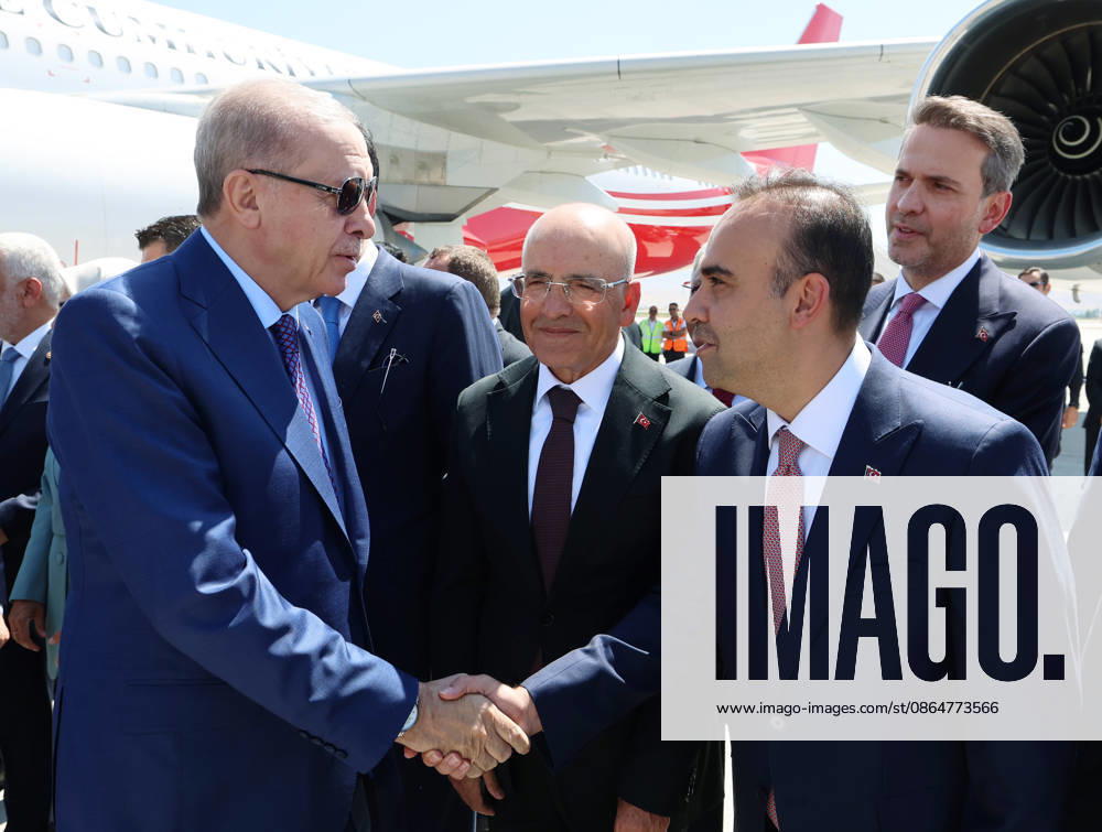 Turkish President Recep Tayyip Erdogan MUS, TURKIYE - AUGUST 25: (---- - MANDATORY CREDIT - TURKISH PRESIDENCY MURAT CETINMUHURDAR HANDOUT - NO MARKETING NO ADVERTISING CAMPAIGNS - DISTRIBUTED AS A SERVICE TO CLIENTS----) Turkish President Recep Tayyip Erdogan shakes hand with Turkish Industry and Technology Minister Mehmet Fatih Kacir (R) upon his arrival at Mus Sultan Alparslan Airport to attend the 955th anniversary commemoration events of the Victory of Manzikert (Malazgirt) held in Bitlis on August 25, 2026 in Mus, Turkiye. Turkish Presidency Murat Cetinmuhurdar Handout Anadolu Mus Turkey. Editorial use only. Please get in touch for any other usage.