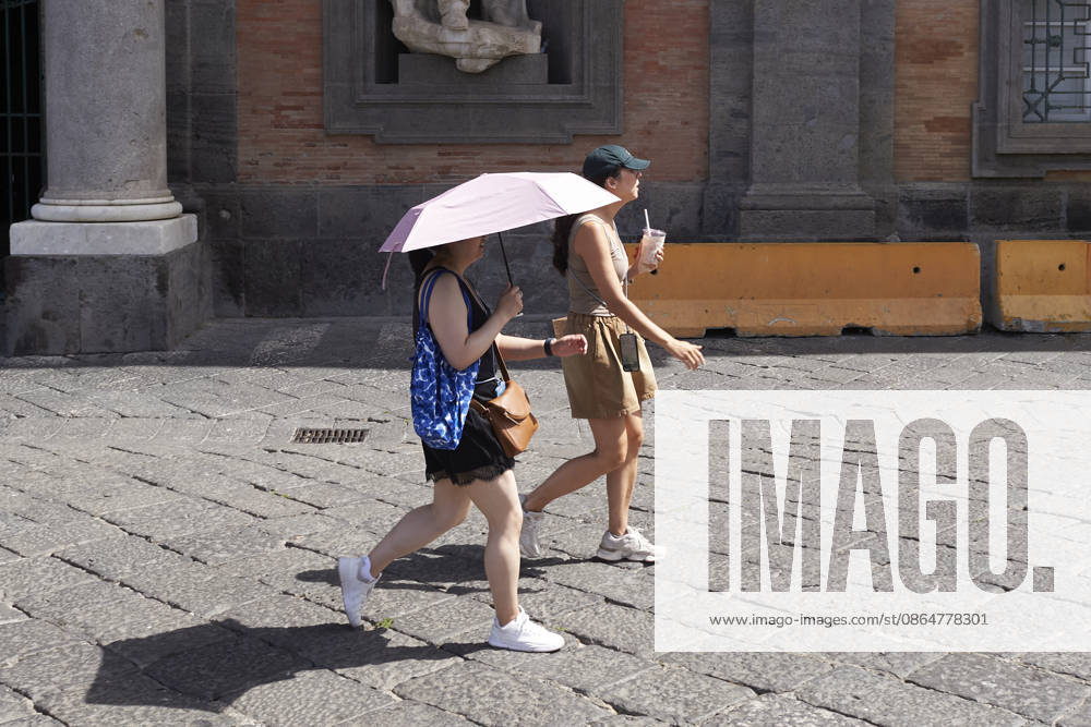 The fifth wave of the African heatwave in Naples NAPLES, ITALY - AUGUST 25: A woman uses an umbrella to shield herself from the sun during the African heatwave in Naples on August 25, 2026. The fifth wave of the African heatwave is currently underway in Central-Southern Italy, with temperatures reaching 40-45 degrees. Eliano Imperato Anadolu Naples Italy. Editorial use only. Please get in touch for any other usage.