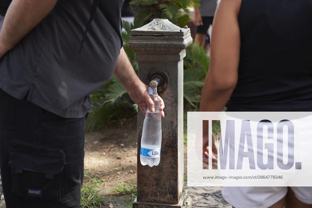 The fifth wave of the African heatwave in Naples NAPLES, ITALY - AUGUST 25: A man fills a water bottle from a fountain during the African heatwave in Naples on August 25, 2026. The fifth wave of the African heatwave is currently underway in Central-Southern Italy, with temperatures reaching 40-45 degrees. Eliano Imperato Anadolu Naples Italy. Editorial use only. Please get in touch for any other usage.