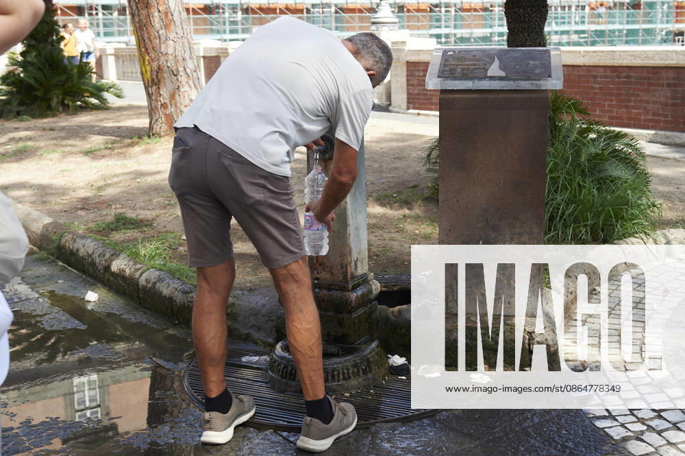 The fifth wave of the African heatwave in Naples NAPLES, ITALY - AUGUST 25: A man fills a water bottle from a fountain during the African heatwave in Naples on August 25, 2026. The fifth wave of the African heatwave is currently underway in Central-Southern Italy, with temperatures reaching 40-45 degrees. Eliano Imperato Anadolu Naples Italy. Editorial use only. Please get in touch for any other usage.