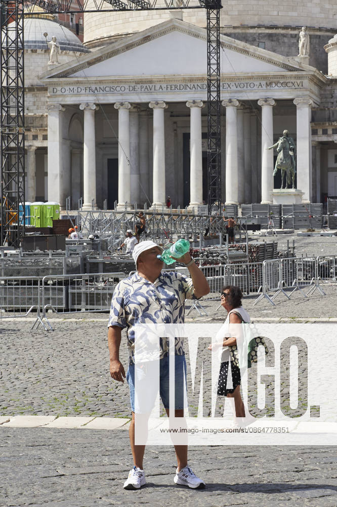 The fifth wave of the African heatwave in Naples NAPLES, ITALY - AUGUST 25: A man drinks water from a bottle during the African heatwave in Naples on August 25, 2026. The fifth wave of the African heatwave is currently underway in Central-Southern Italy, with temperatures reaching 40-45 degrees. Eliano Imperato Anadolu Naples Italy. Editorial use only. Please get in touch for any other usage.