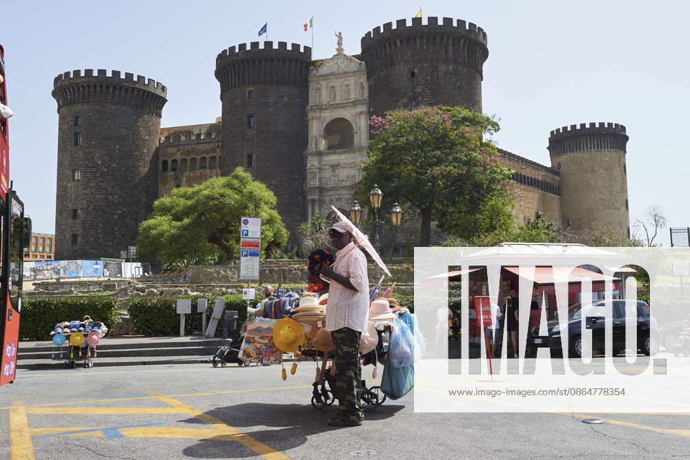 The fifth wave of the African heatwave in Naples NAPLES, ITALY - AUGUST 25: A hat seller is seen during the African heatwave in Naples on August 25, 2026. The fifth wave of the African heatwave is currently underway in Central-Southern Italy, with temperatures reaching 40-45 degrees. Eliano Imperato Anadolu Naples Italy. Editorial use only. Please get in touch for any other usage.