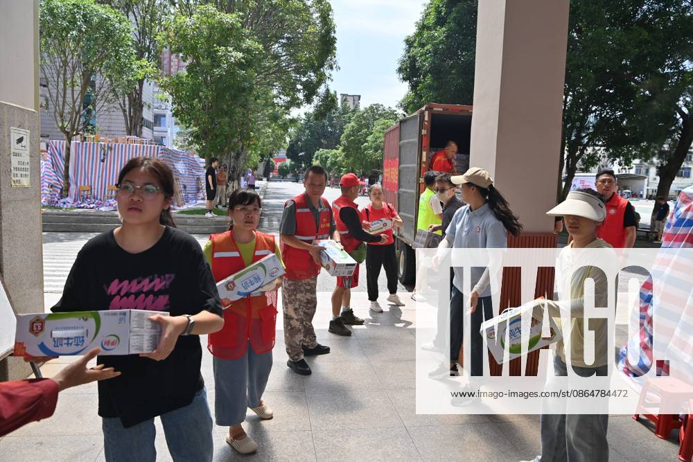 (260825) -- CHONGZUO, Aug. 25, 2026 -- People transfer relief supplies at a middle school in Ningming County, Chongzuo City, south China s Guangxi Zhuang Autonomous Region, Aug. 25, 2026. Continuous heavy rainfalls caused by Typhoon Narra, the 19th typhoon of the year, have swept many areas in Ningming. Local authorities have fully engaged in rescue and relief efforts. As of 12:00 p.m. (Beijing Time) on Tuesday, 22,008 stranded civilians had been transferred. ) CHINA-GUANGXI-NINGMING-TYPHOON-STRANDED RESIDENTS-TRANSFER (CN) ZhouxHua
