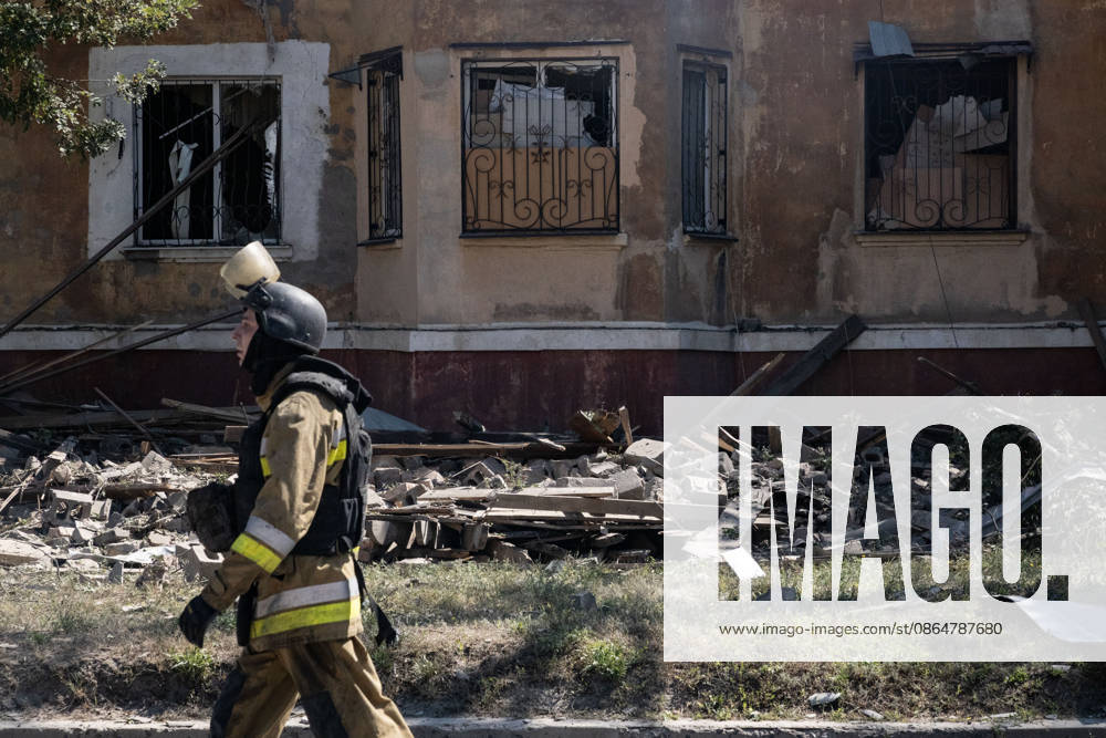 Aftermath of Russian attack on Ukraine s Kramatorsk KRAMATORSK, UKRAINE - AUGUST 25: A firefighter works beside a destroyed residential building following a Russian airstrike in Kramatorsk, Ukraine, on August 25, 2026. Francisco Richart Anadolu Kramatorsk Ukraine. Editorial use only. Please get in touch for any other usage.