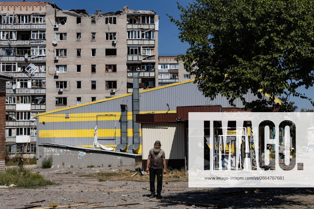 Aftermath of Russian attack on Ukraine s Kramatorsk KRAMATORSK, UKRAINE - AUGUST 25: A resident stands in a damaged residential and commercial area following a Russian airstrike in Kramatorsk, Ukraine, on August 25, 2026. Francisco Richart Anadolu Kramatorsk Ukraine. Editorial use only. Please get in touch for any other usage.