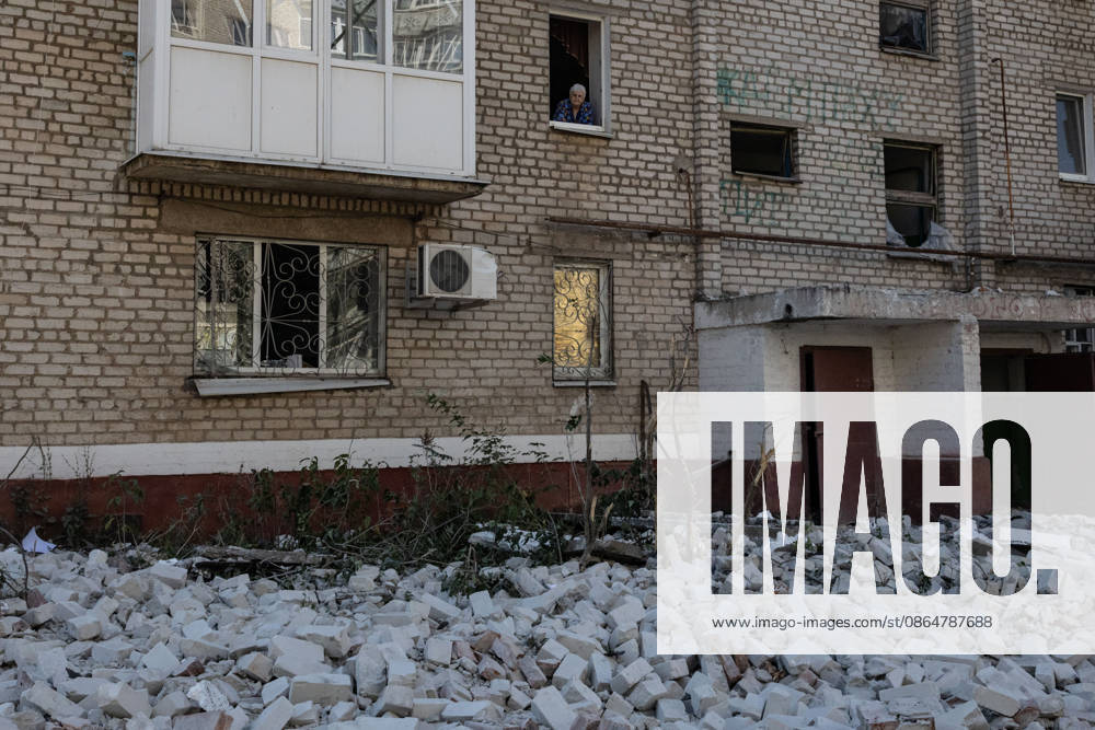 Aftermath of Russian attack on Ukraine s Kramatorsk KRAMATORSK, UKRAINE - AUGUST 25: A resident stands at her window in a building damaged following a Russian airstrike in Kramatorsk, Ukraine, on August 25, 2026. Francisco Richart Anadolu Kramatorsk Ukraine. Editorial use only. Please get in touch for any other usage.