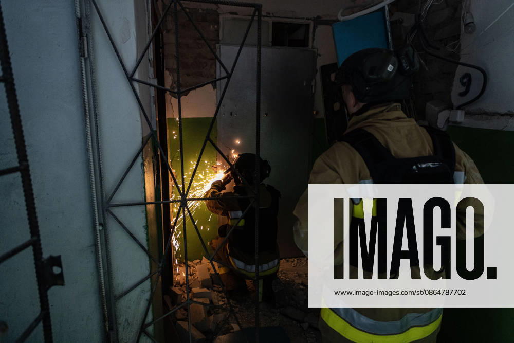 Aftermath of Russian attack on Ukraine s Kramatorsk KRAMATORSK, UKRAINE - AUGUST 25: Firefighters use an angle grinder to cut open the door of an apartment in a damaged building following a Russian airstrike in Kramatorsk, Ukraine, on August 25, 2026. Francisco Richart Anadolu Kramatorsk Ukraine. Editorial use only. Please get in touch for any other usage.