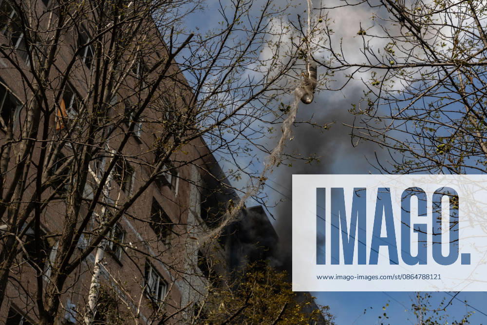 Aftermath of Russian attack on Ukraine s Kramatorsk KRAMATORSK, UKRAINE - AUGUST 25: A fiber-optic drone cable hangs from a tree in front of a burning building spewing smoke following a Russian airstrike in Kramatorsk, Ukraine, on August 25, 2026. Francisco Richart Anadolu Kramatorsk Ukraine. Editorial use only. Please get in touch for any other usage.