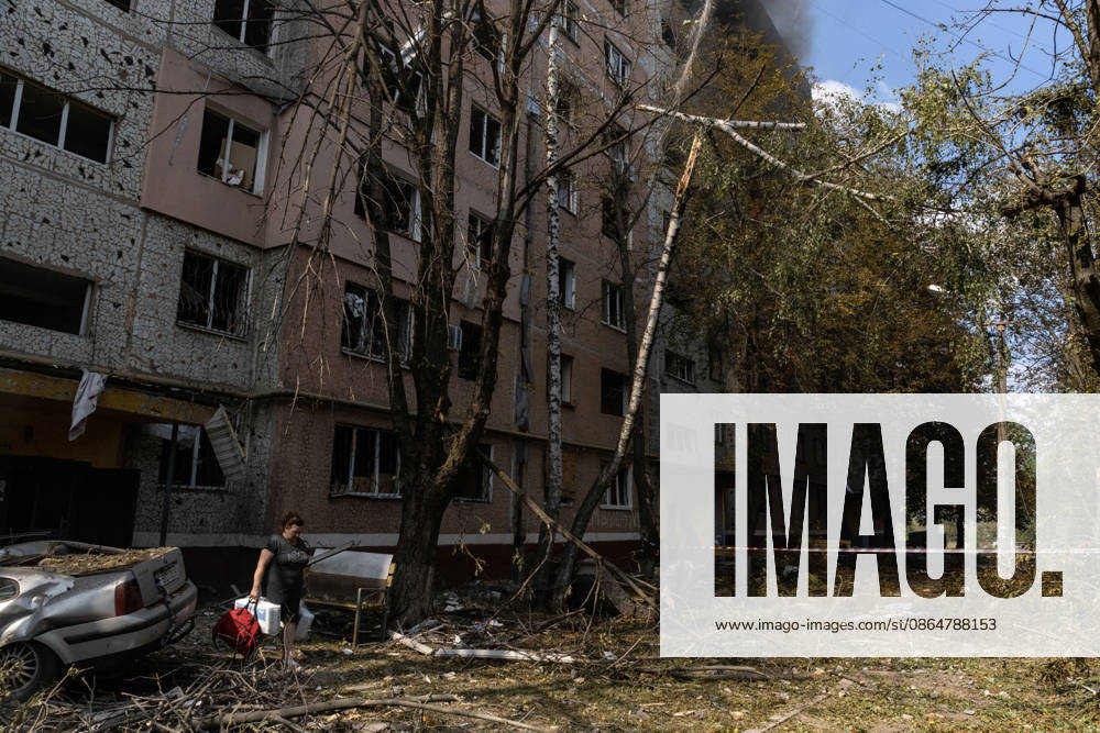 Aftermath of Russian attack on Ukraine s Kramatorsk KRAMATORSK, UKRAINE - AUGUST 25: A resident walks with their belongings through debris beside a burning building following a Russian airstrike in Kramatorsk, Ukraine, on August 25, 2026. Francisco Richart Anadolu Kramatorsk Ukraine. Editorial use only. Please get in touch for any other usage.