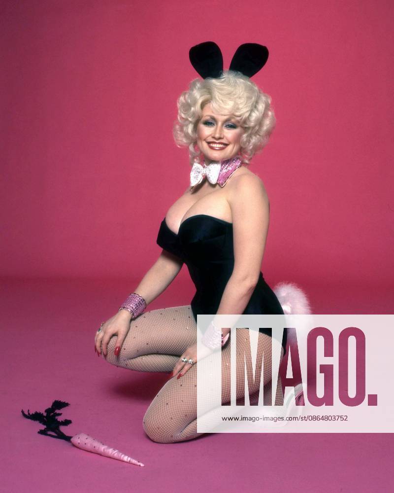 Dolly Parton poses for a portrait 1975 in Los Angeles, California.