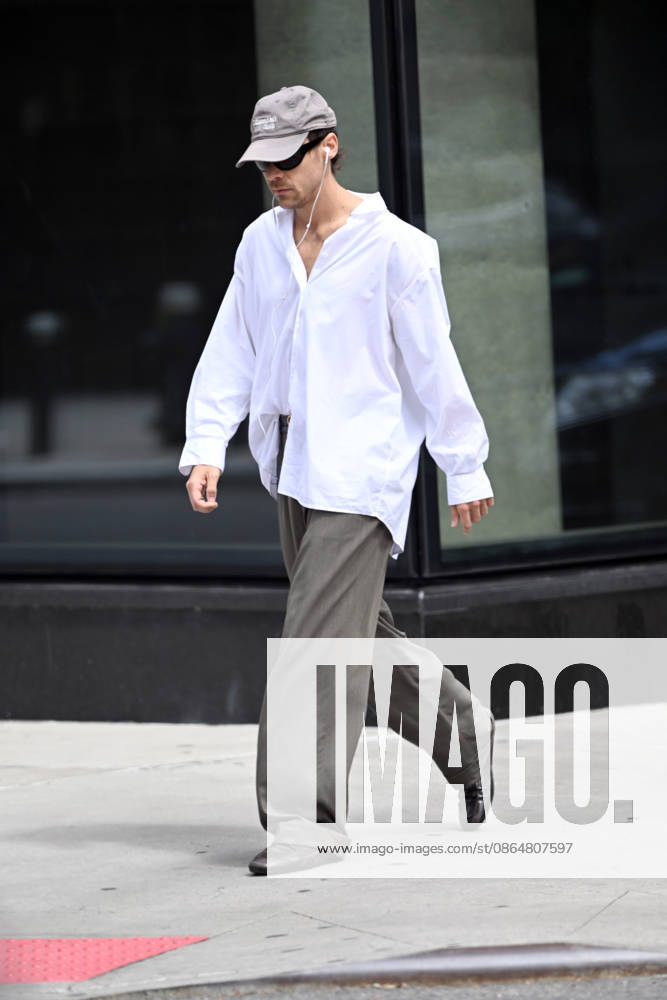 Harry Styles spotted on a walk in New York City ahead of his 30 show Madison Square Garden residency. The popstar looked cool in an oversized white shirt, tailored trousers and loafers Featuring: Harry Styles Where: New York City, New York, United States When: 25 Aug 2026 Credit: Elder Ordonez INSTARimages . NOT FOR USE BY NEWSPAPERS BASED IN THE UK.