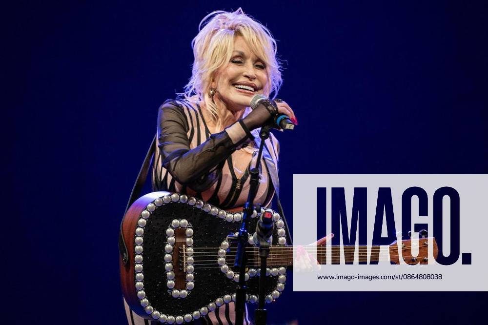 US-NEWS-PARTON-OBIT-FILEPIC-3-KC Dolly Parton performed in Missouri and Kansas to celebrate statewide implementation of her program delivering free books to kids. (Emily Curiel The Kansas City Star TNS)