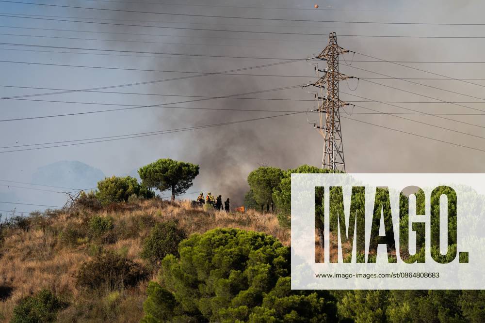 BARCELONA, SPAIN - AUGUST 25, 2026. Firefighters battle a devastating wildfire that has scorched dozens of hectares in Collserola Natural Park, prompting the precautionary evacuation of the Can Masdeu social center and several residential homes in the Torre BaroÂ³ neighborhood. Barcelona Spain - ZUMAq101 20260825_zna_q101_057
