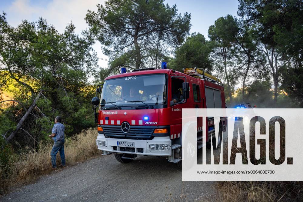 BARCELONA, SPAIN - AUGUST 25, 2026. Firefighters battle a devastating wildfire that has scorched dozens of hectares in Collserola Natural Park, prompting the precautionary evacuation of the Can Masdeu social center and several residential homes in the Torre BaroÂ³ neighborhood. Barcelona Spain - ZUMAq101 20260825_zna_q101_061