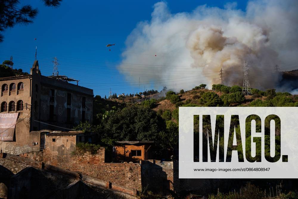 BARCELONA, SPAIN - AUGUST 25, 2026. Firefighters battle a devastating wildfire that has scorched dozens of hectares in Collserola Natural Park, prompting the precautionary evacuation of the Can Masdeu social center and several residential homes in the Torre BaroÂ³ neighborhood. Barcelona Spain - ZUMAq101 20260825_zna_q101_068