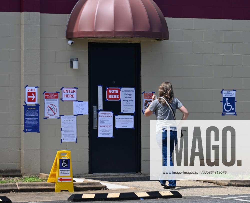 US voters head to polls in South Carolina YORK, USA - AUGUST 25: A US Voter heads to the polling stations as Senator Darline Graham and US Representative Ralph Norman fight for the US Senate Special Republican Party primary runoff in York SC, United States on August 25, 2026. Peter Zay Anadolu South Carolina United States. Editorial use only. Please get in touch for any other usage.