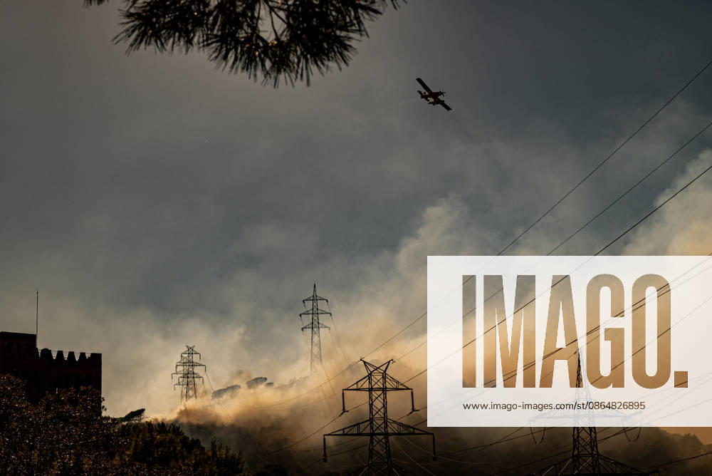 Smoke rises from a wildfire burning in the Collserola mountain range in Barcelona as flames spread through forested areas beneath high voltage power lines. The fire has affected the city s Nou Barris district, prompting authorities to evacuate and shelter residents in the Torre Baro³ and Ciutat Meridiana neighborhoods. Barcelona Spain - ZUMAb137 20260825_fap_b137_003
