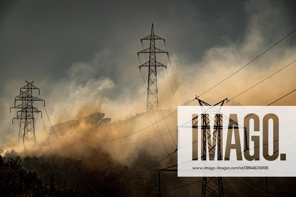 Smoke rises from a wildfire burning in the Collserola mountain range in Barcelona as flames spread through forested areas beneath high voltage power lines. The fire has affected the city s Nou Barris district, prompting authorities to evacuate and shelter residents in the Torre Baro³ and Ciutat Meridiana neighborhoods. Barcelona Spain - ZUMAb137 20260825_fap_b137_004