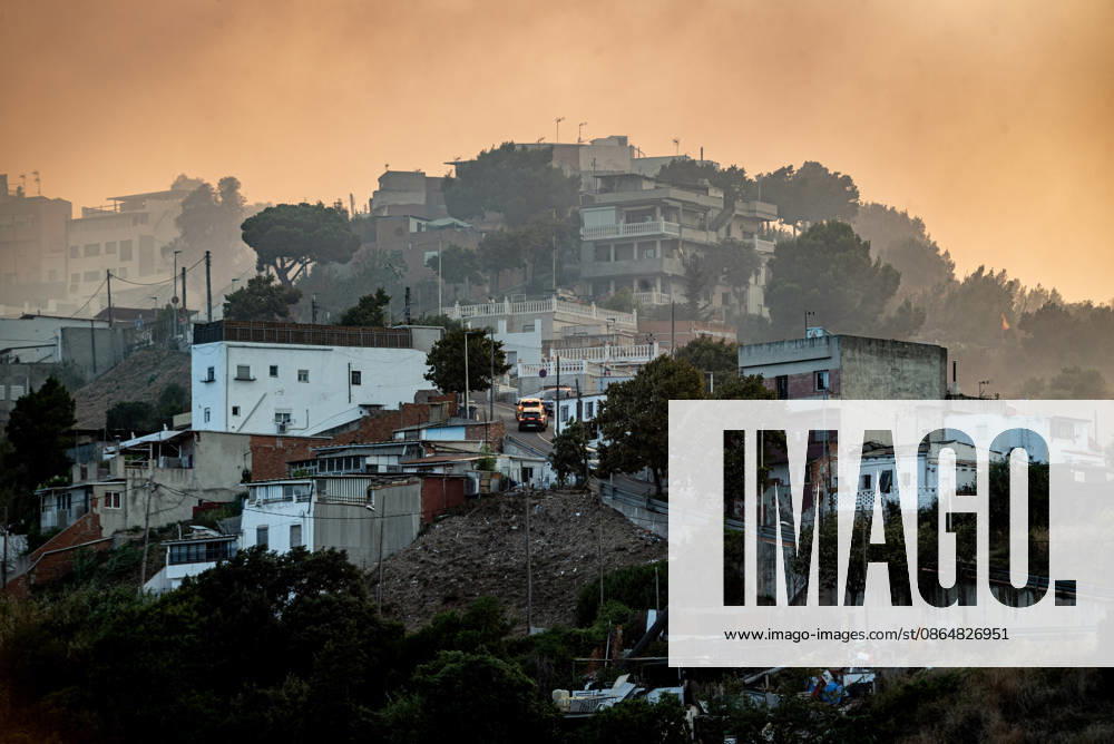 A wildfire in the Collserola mountain range sends smoke over Barcelona s Nou Barris district, affecting residents in the Torre Baro and Ciutat Meridiana neighborhoods. Authorities ordered evacuations and shelter in place measures as the fire spread through the forested area. Barcelona Spain - ZUMAb137 20260825_fap_b137_021