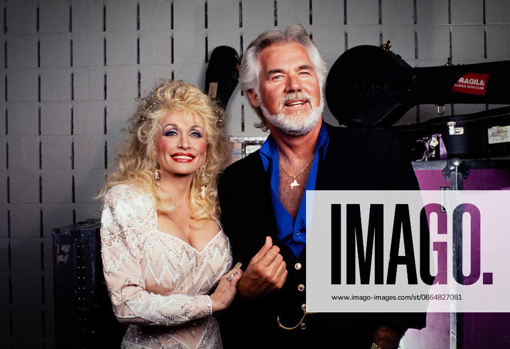 Country music legends DOLLY PARTON and KENNY ROGERS backstage at Opryland, April, 1990. Nashville USA - ZUMAn03_ 20260825_zaf_n03_001