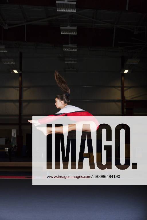 IMAGO Creative: Internationaler Frauenmonat, Mädchen im Sport Gymnast jumping in air