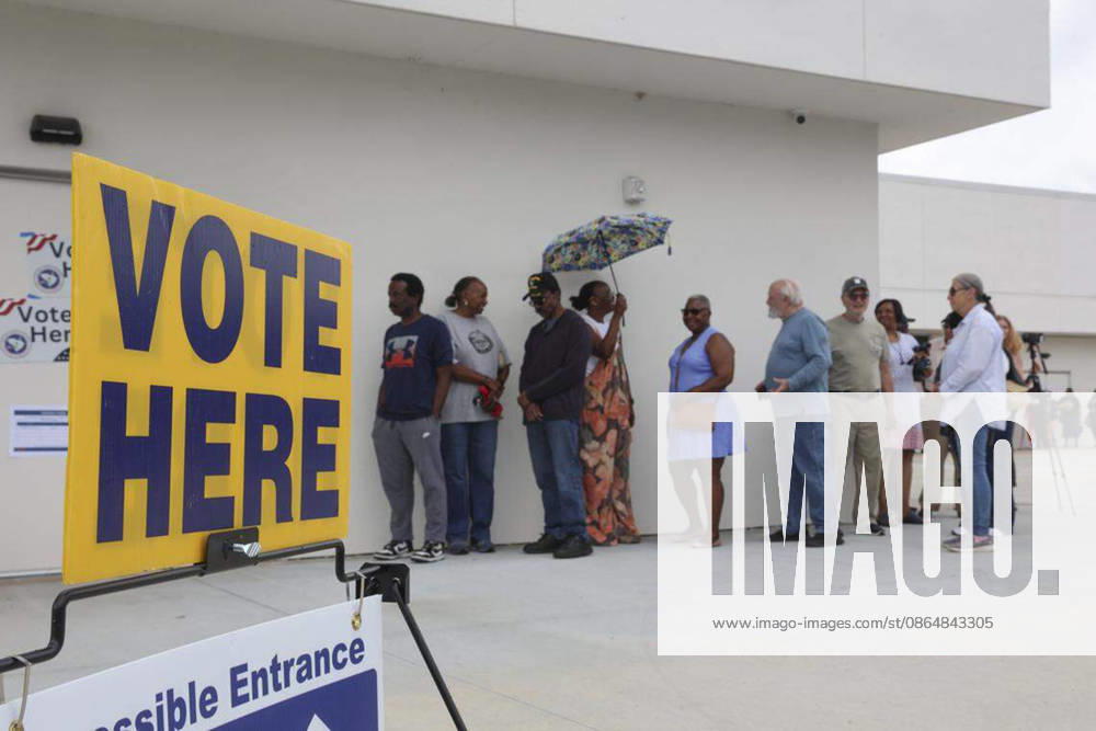 US-NEWS-SC-PRIMARY-RUNOFF-FILEPIC-CS People wait in line to vote on the first day of early voting on May 26, 2026, at the Richland County Voter Registration office at Columbia Mall in Columbia, South Carolina. (Tracy Glantz The State TNS)