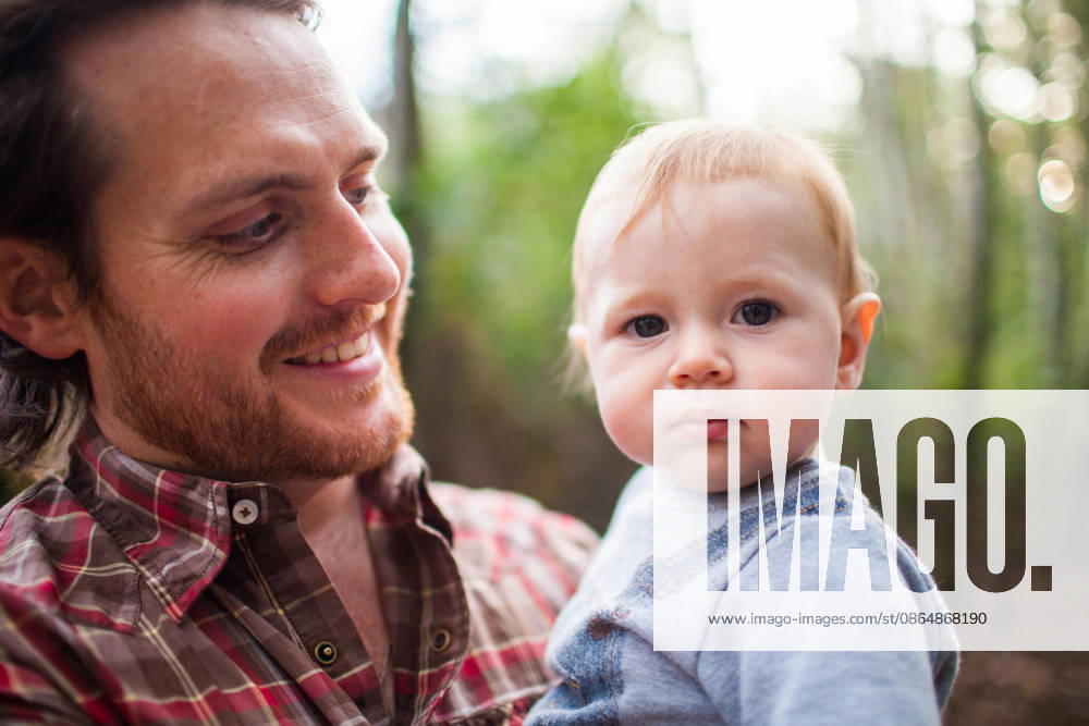 Outdoor portrait of a father holding his son Langley, British Columbia, Canada CR_JDIP260824A-2104316-01 ,model released, Symbolfoto ,property released