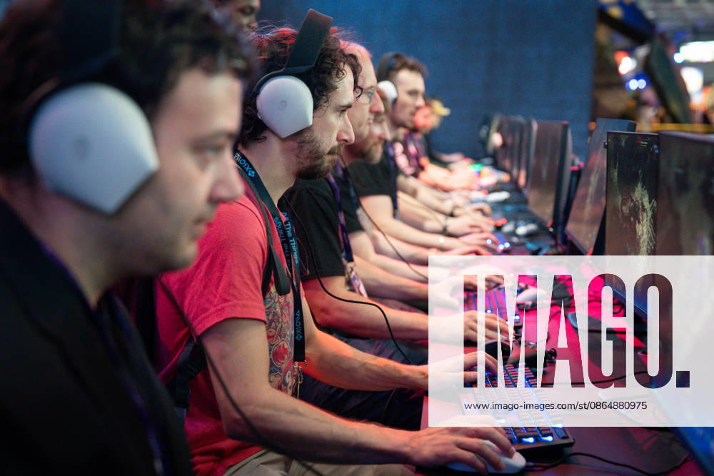 Gamescom 2026: Gamescom kicks off today with its trade visitor day. The world s largest trade show for computer and video games takes place in Cologne. Stock photo of gamers wearing headphones in front of monitors, trying out the latest video game trends. Cologne, North Rhine-Westphalia, Germany