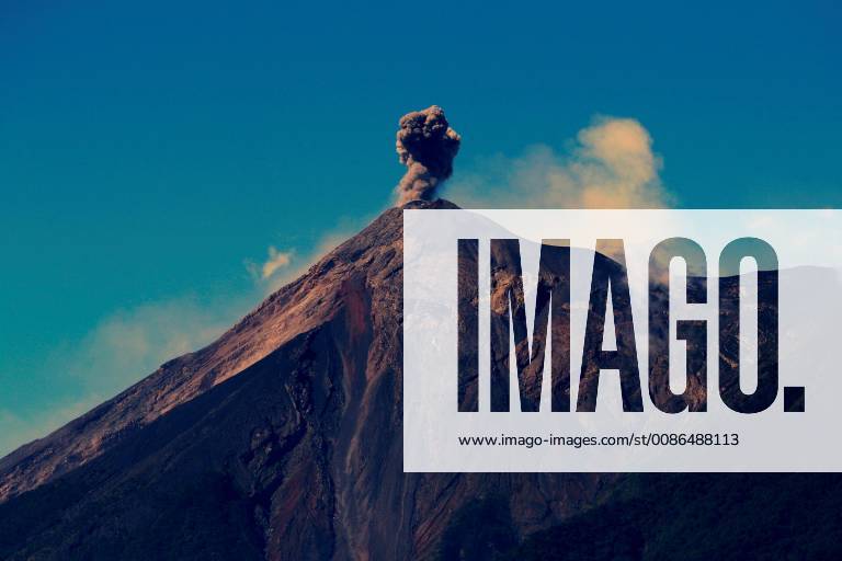 A view of the Fuego volcano, in Alotenango, Guatemala, 06 November 2018. The volcano, locates 50 kms from the capital, entered into a new eruption phase, the fourth this year, after 190 people died in the last one in june. Guatemala s Fuego volcano registers eruption activity for the fourth time this year !ACHTUNG: NUR REDAKTIONELLE NUTZUNG!
