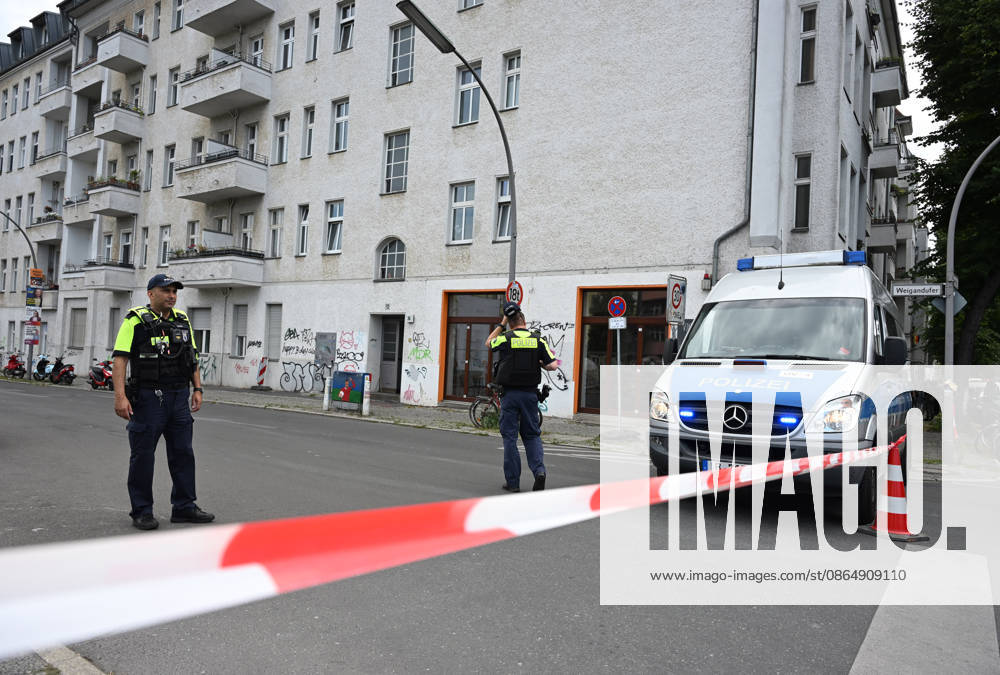 WWII bomb discovered in Berlin BERLIN, GERMANY - AUGUST 26: Police officers are seen near the Neukoelln Ship Canal, where an unexploded World War II bomb was discovered during construction work in Berlin, Germany, on August 26, 2026. The bomb is due to be defused later in the day, and the exclusion zone may be extended, potentially affecting residential buildings, schools, daycare centres and a nursing home. Volodymyr Sindieiev Anadolu Berlin Germany. Editorial use only. Please get in touch for any other usage.