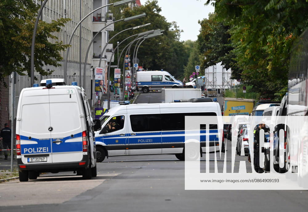 WWII bomb discovered in Berlin BERLIN, GERMANY - AUGUST 26: Police officers are seen near the Neukoelln Ship Canal, where an unexploded World War II bomb was discovered during construction work in Berlin, Germany, on August 26, 2026. The bomb is due to be defused later in the day, and the exclusion zone may be extended, potentially affecting residential buildings, schools, daycare centres and a nursing home. Volodymyr Sindieiev Anadolu Berlin Germany. Editorial use only. Please get in touch for any other usage.