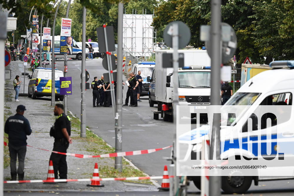 WWII bomb discovered in Berlin BERLIN, GERMANY - AUGUST 26: Police officers are seen near the Neukoelln Ship Canal, where an unexploded World War II bomb was discovered during construction work in Berlin, Germany, on August 26, 2026. The bomb is due to be defused later in the day, and the exclusion zone may be extended, potentially affecting residential buildings, schools, daycare centres and a nursing home. Volodymyr Sindieiev Anadolu Berlin Germany. Editorial use only. Please get in touch for any other usage.