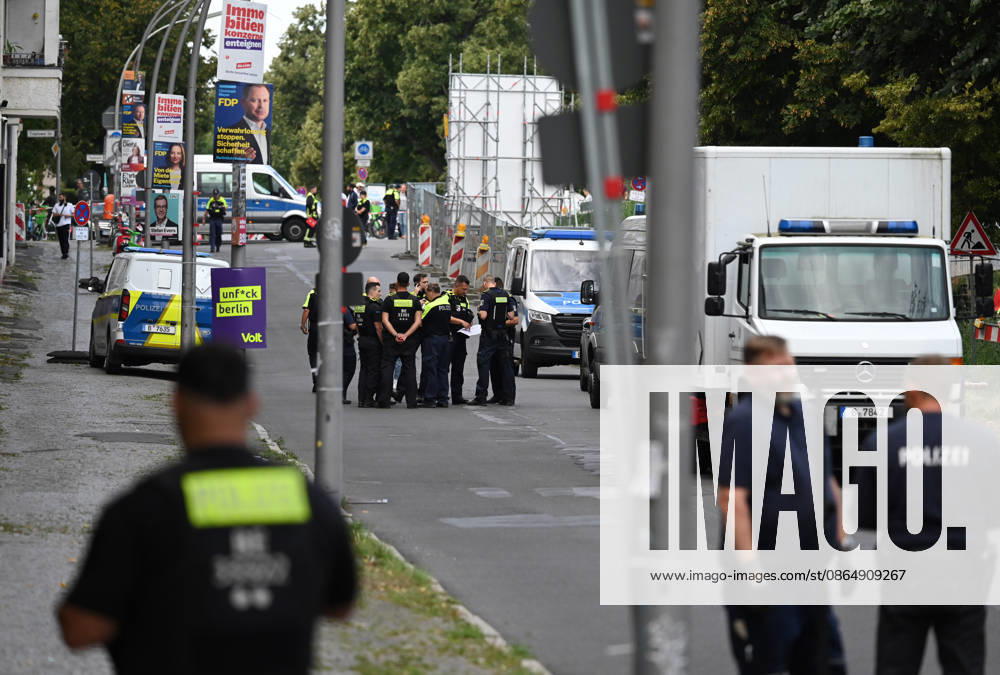 WWII bomb discovered in Berlin BERLIN, GERMANY - AUGUST 26: Police officers are seen near the Neukoelln Ship Canal, where an unexploded World War II bomb was discovered during construction work in Berlin, Germany, on August 26, 2026. The bomb is due to be defused later in the day, and the exclusion zone may be extended, potentially affecting residential buildings, schools, daycare centres and a nursing home. Volodymyr Sindieiev Anadolu Berlin Germany. Editorial use only. Please get in touch for any other usage.