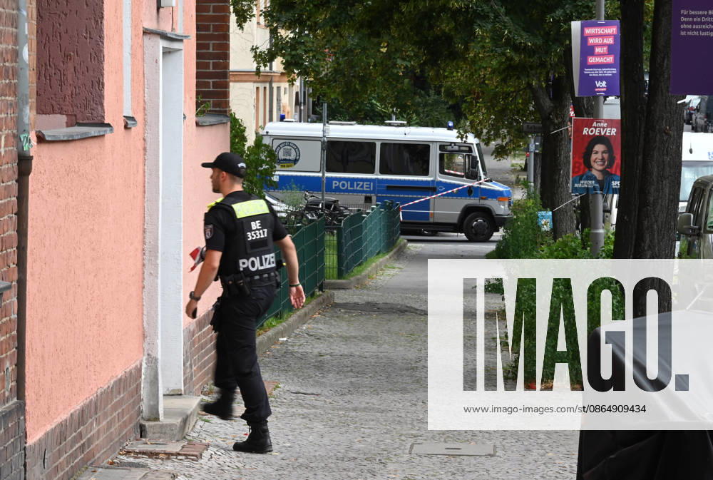 WWII bomb discovered in Berlin BERLIN, GERMANY - AUGUST 26: Police officers are seen near the Neukoelln Ship Canal, where an unexploded World War II bomb was discovered during construction work in Berlin, Germany, on August 26, 2026. The bomb is due to be defused later in the day, and the exclusion zone may be extended, potentially affecting residential buildings, schools, daycare centres and a nursing home. Volodymyr Sindieiev Anadolu Berlin Germany. Editorial use only. Please get in touch for any other usage.