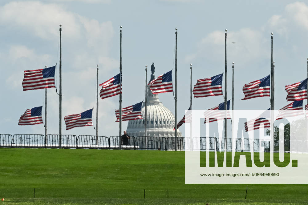 US flags lowered to half-staff in honor of Dolly Parton WASHINGTON, D.C., UNITED STATES - AUGUST 26: The U.S. flags are lowered to half-staff around the Washington Monument in Washington, DC, on August 26, 2026, in honor of country music icon and philanthropist Dolly Parton, who died at 80. Parton rose from poverty in rural Tennessee to become one of the most celebrated figures in country music and a renowned philanthropist. Mehmet Eser Anadolu Washington United States. Editorial use only. Please get in touch for any other usage.