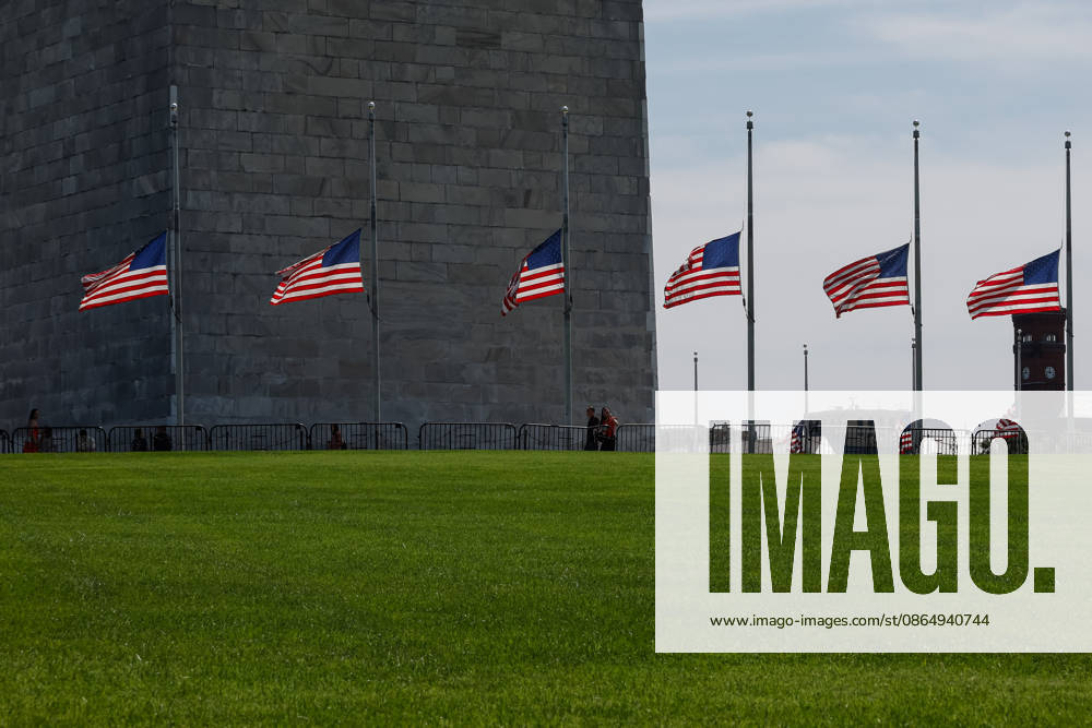 US flags lowered to half-staff in honor of Dolly Parton WASHINGTON, D.C., UNITED STATES - AUGUST 26: The U.S. flags are lowered to half-staff around the Washington Monument in Washington, DC, on August 26, 2026, in honor of country music icon and philanthropist Dolly Parton, who died at 80. Parton rose from poverty in rural Tennessee to become one of the most celebrated figures in country music and a renowned philanthropist. Mehmet Eser Anadolu Washington United States. Editorial use only. Please get in touch for any other usage.