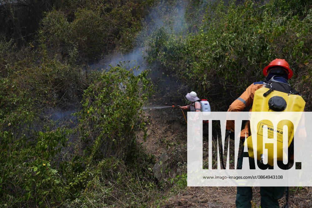 Wildfire in Colombia s Coello COELLO, COLOMBIA - AUGUST 26: Volunteers and firefighters work to contain a wildfire in Coello, Tolima department, Colombia, on August 26, 2026. Several municipalities across Tolima are facing wildfires fueled by dry conditions, high temperatures and strong winds, with emergency crews working to contain the flames and protect rural communities. Juancho Torres Anadolu Coello Colombia. Editorial use only. Please get in touch for any other usage.